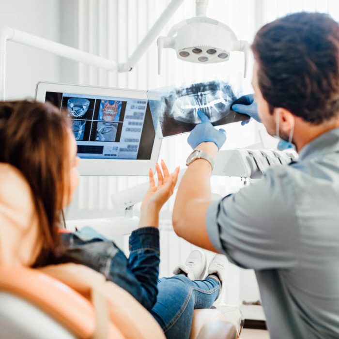 Besprechung mit Patientin vor Karies Entfernung