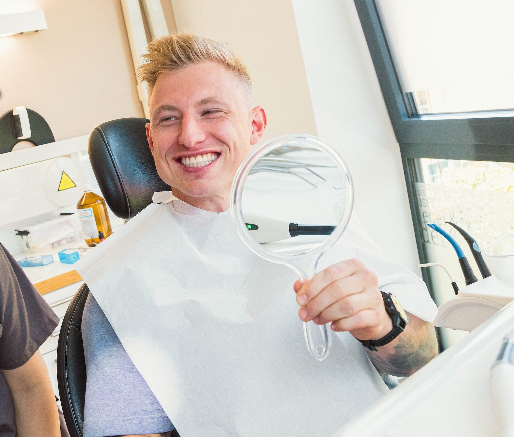 Marcel Brandt bei zahnmedizinischer Behandlung in Nürnberg zur CMD-Therapie und Optimierung der Zahnstellung